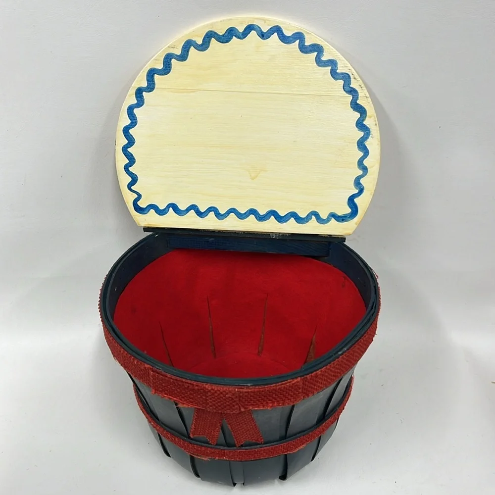 Vintage Apple Basket HandPainted‎ Hinged Wood Lid
